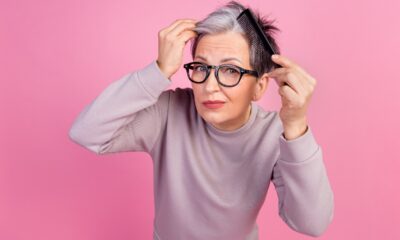 Donna controlla la forfora con un pettine