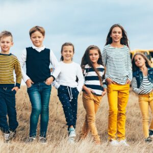 Colori e fantasie trendy per la primavera 2025 dei bambini