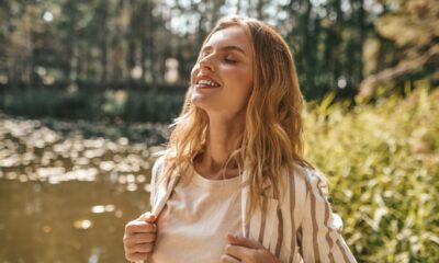 Ragazza che sprigiona felicità, libertà e benessere