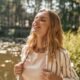 Ragazza che sprigiona felicità, libertà e benessere