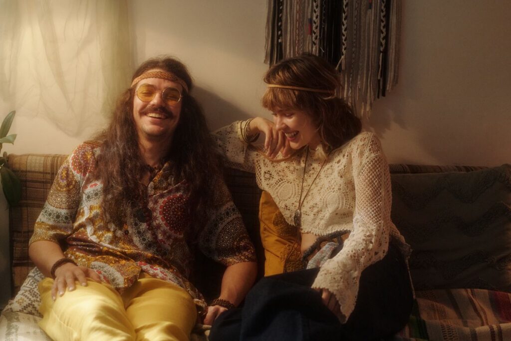 Coppia di giovani in stile hippie ispirato agli anni ’70.