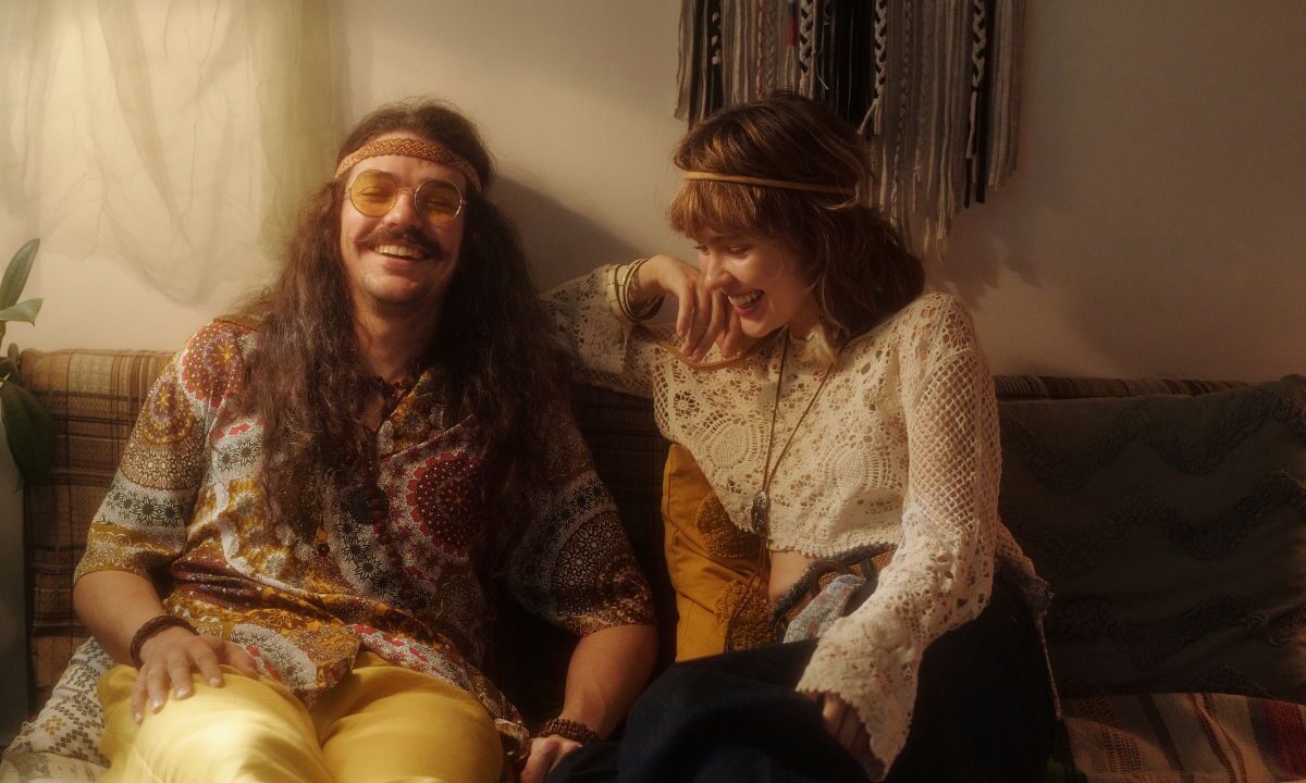 Coppia di giovani in stile hippie ispirato agli anni ’70.