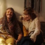 Coppia di giovani in stile hippie ispirato agli anni ’70.