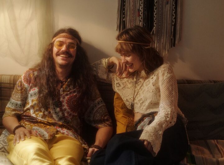 Coppia di giovani in stile hippie ispirato agli anni ’70.