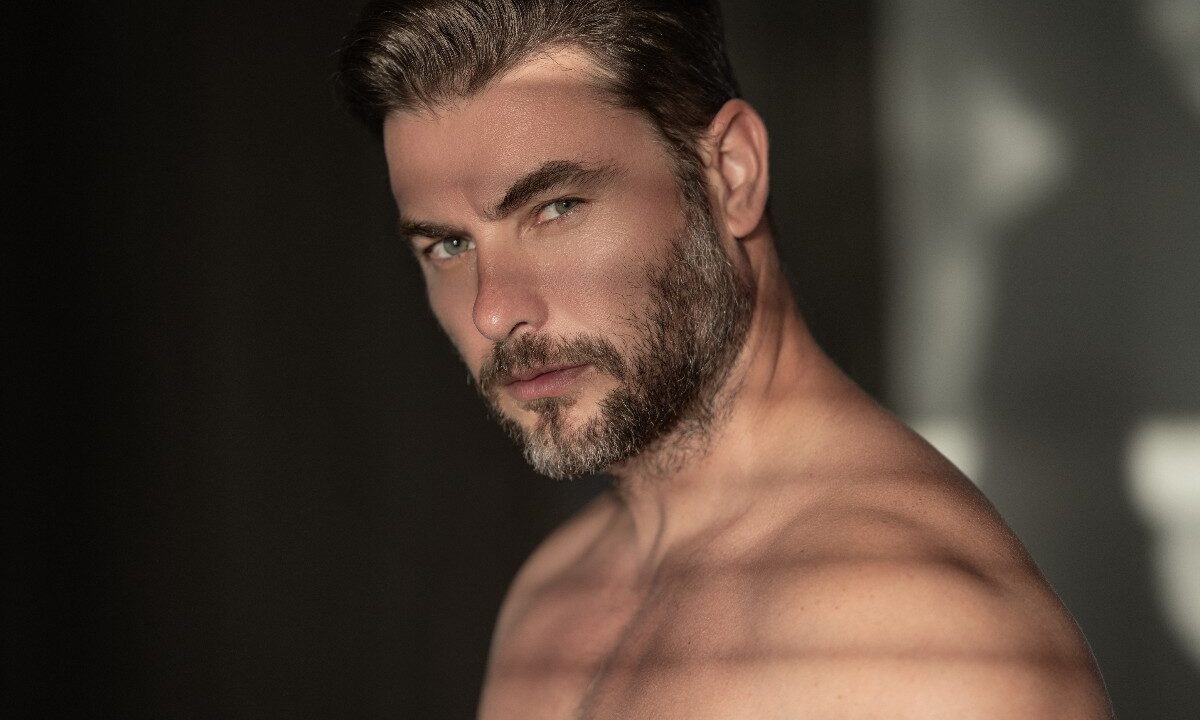 Uomo con barba e occhi penetranti