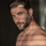 Uomo con barba e occhi penetranti