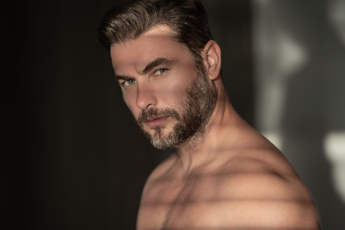 Uomo con barba e occhi penetranti