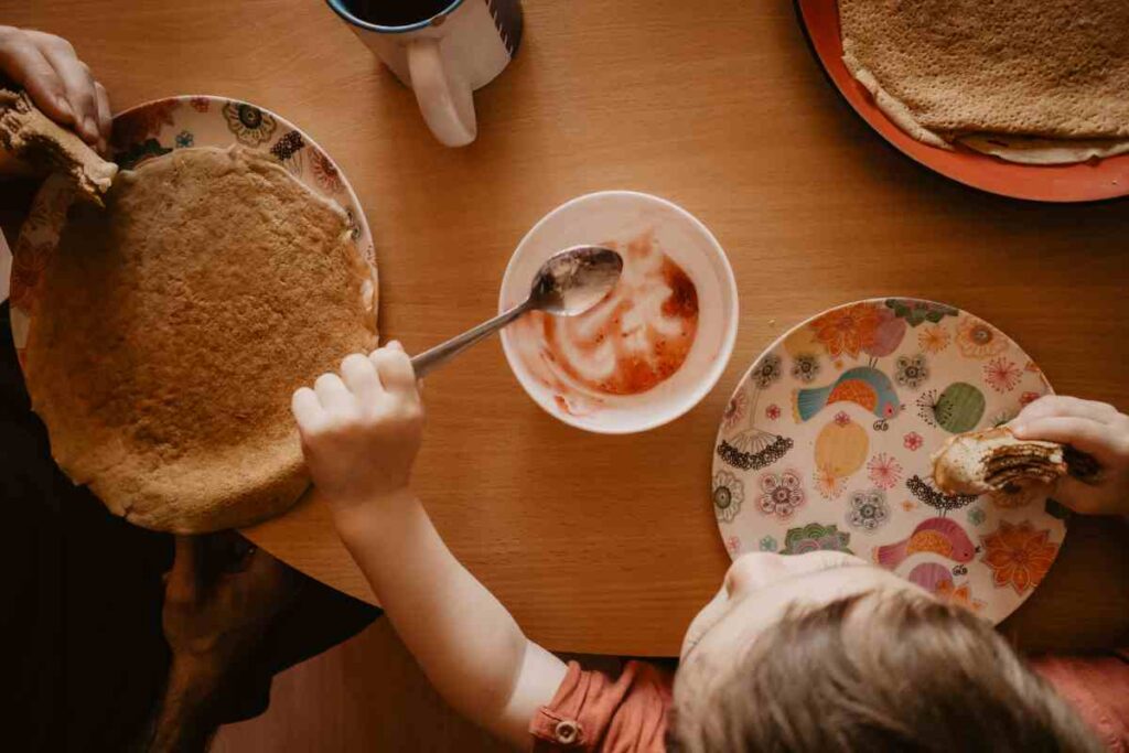 come insegnare bambini a mangiare da soli