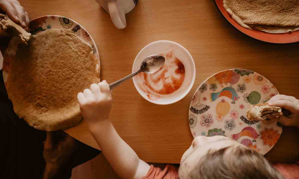 come insegnare bambini a mangiare da soli