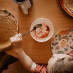come insegnare bambini a mangiare da soli