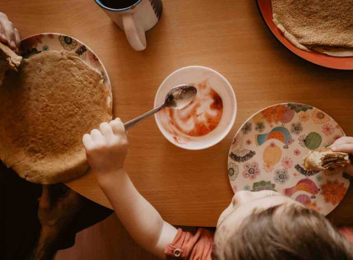 come insegnare bambini a mangiare da soli
