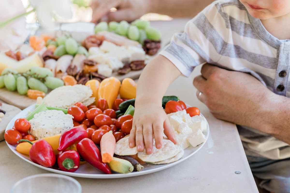 come insegnare bambini a mangiare da soli