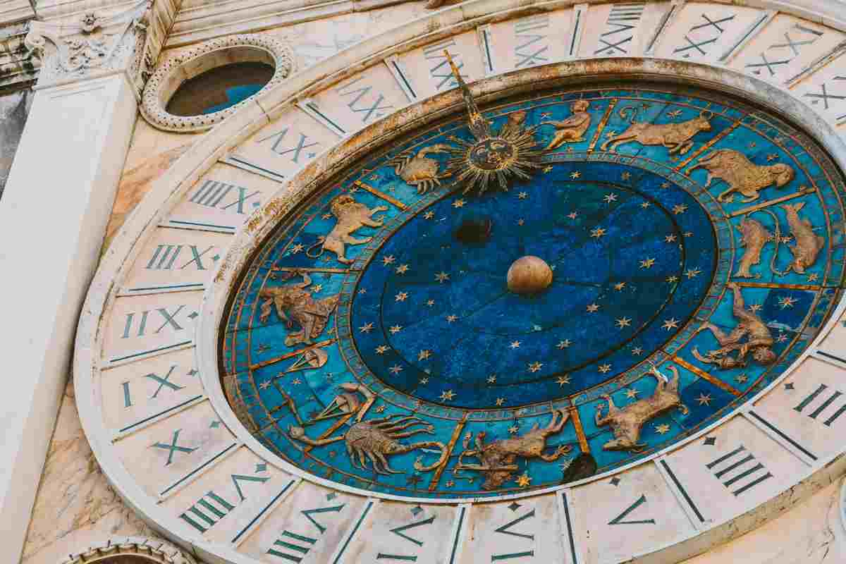 L’elemento centrale della stagione è senza dubbio il Sole nel segno del Leone, che porta con sé una forte carica di energia e vitalità.