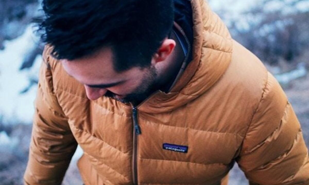 Ragazzo che indossa un piumino estivo