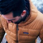 Ragazzo che indossa un piumino estivo