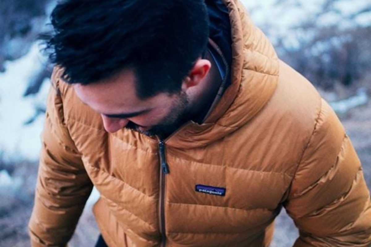 Ragazzo che indossa un piumino estivo