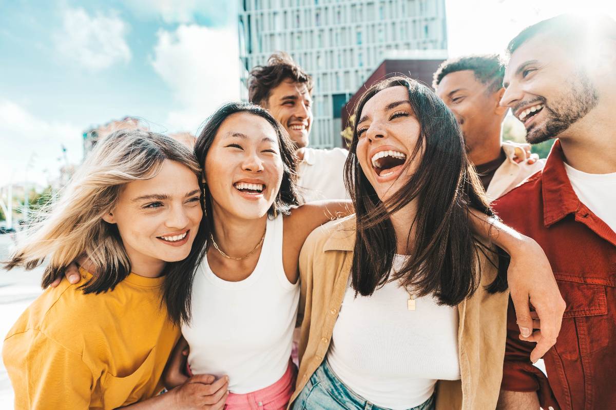 Amici si abbracciano sorridenti