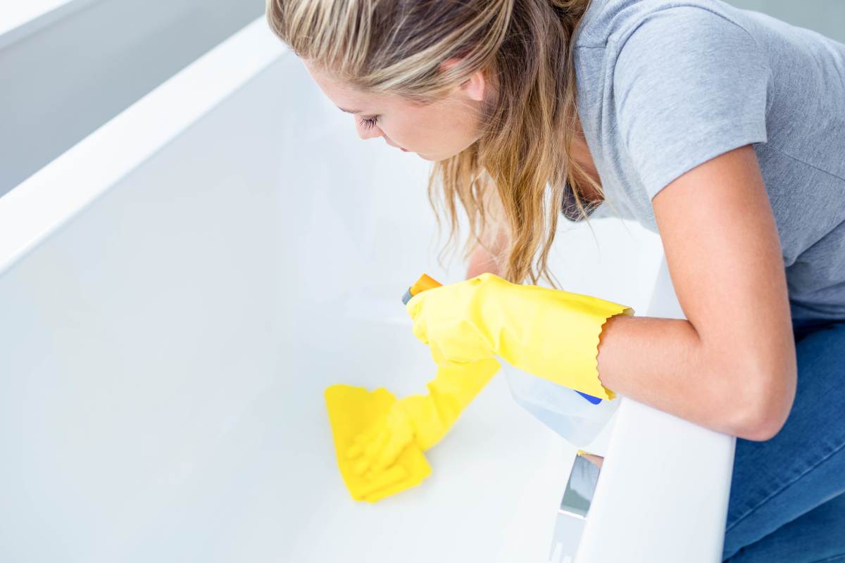 come togliere macchie nere vasca