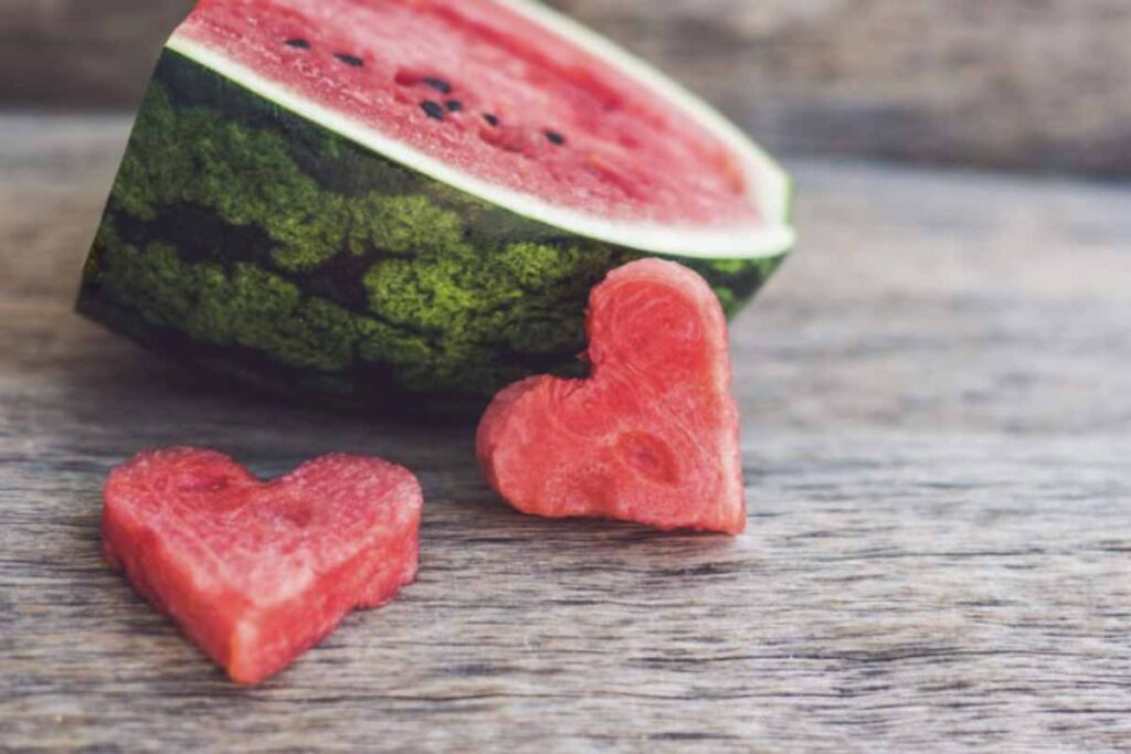 Ricco di acqua, vitamine e sali minerali, il cocomero è il protagonista indiscusso di tavole imbandite e merende fresche