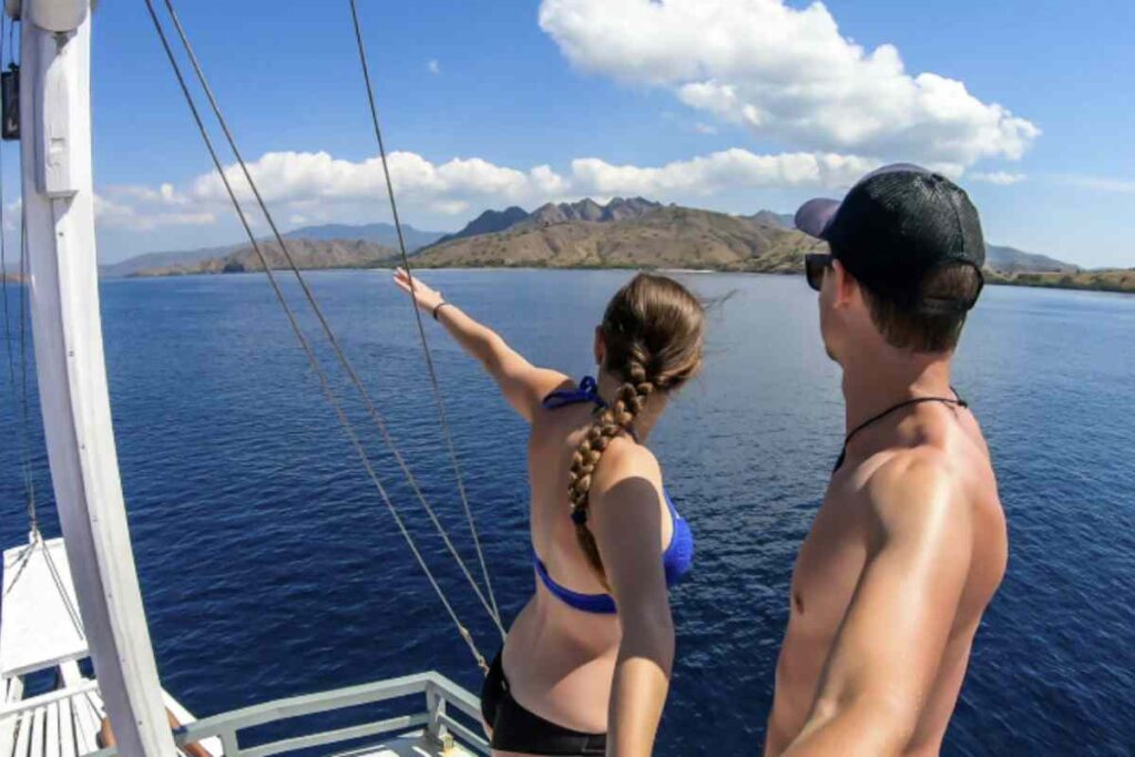 Situata nel Mar Tirreno di fronte al Golfo di Gaeta e facilmente raggiungibile da porti come Anzio, Terracina, San Felice Circeo e Formia-Gaeta,