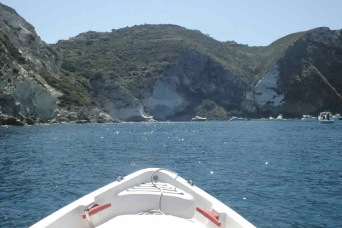 Per riuscire a trascorrere una settimana intera di vacanza con un budget limitato, è fondamentale pianificare con attenzione.