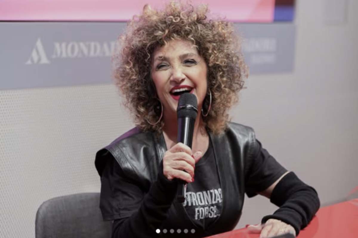 Questa duplice residenza riflette il suo desiderio di conciliare la memoria affettiva della sua terra natale con la serenità di un luogo che le garantisca privacy e benessere.