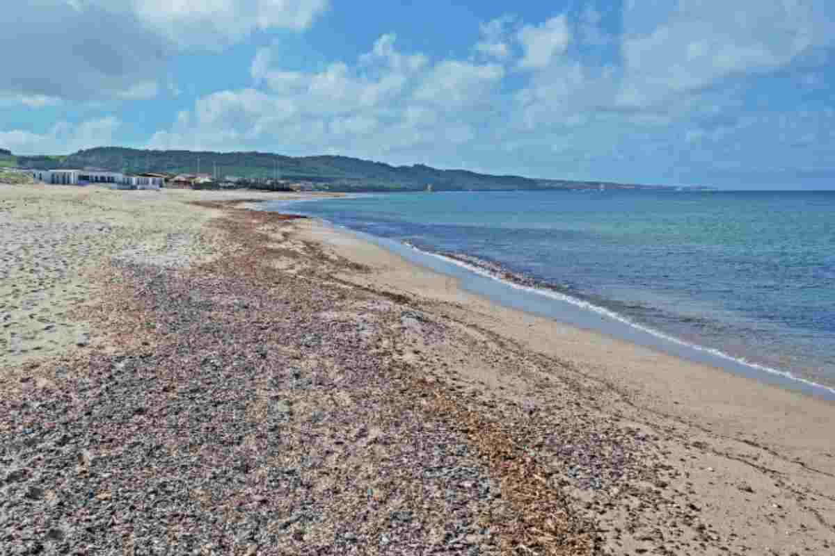 La spiaggia di Platamona occupa una posizione geografica particolarmente favorevole: si trova infatti a metà strada tra Porto Torres,
