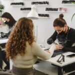 Estetista applica smalto alle unghie