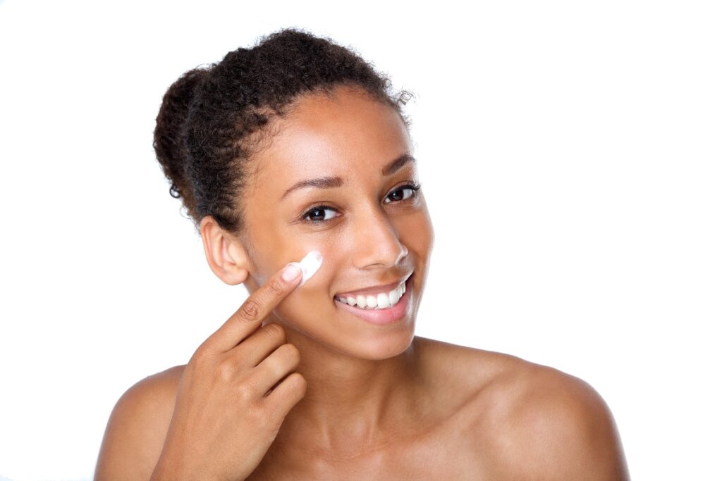 Ragazza applica la crema sul viso
