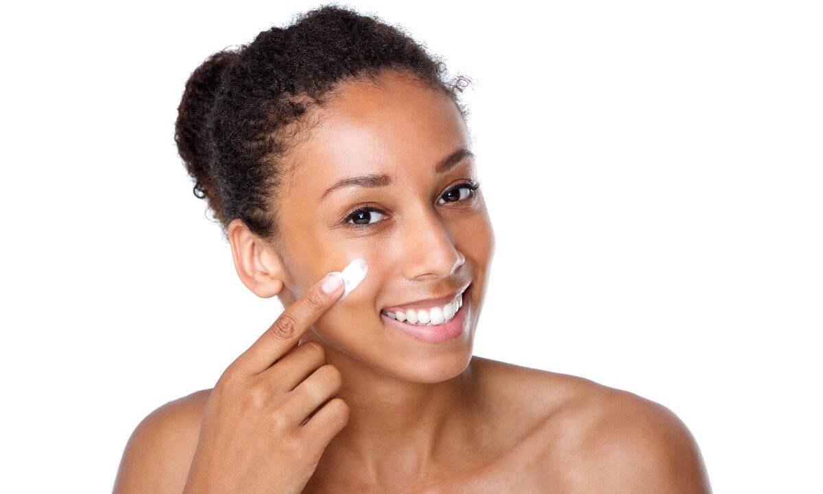 Ragazza applica la crema sul viso