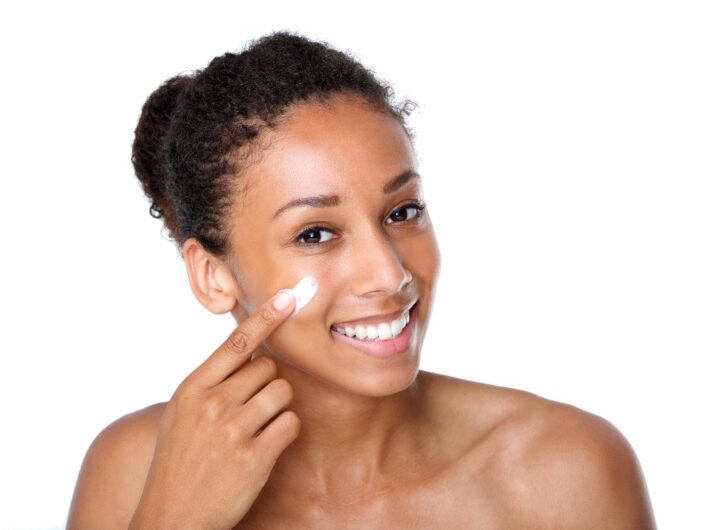 Ragazza applica la crema sul viso