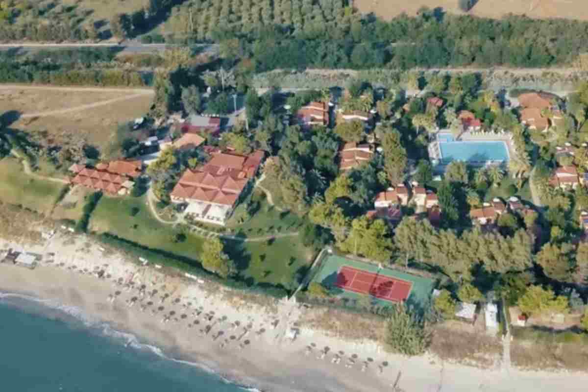 A condurre il reality è Filippo Bisciglia, volto ormai storico di Temptation Island, che dal 2014 ne è il presentatore.