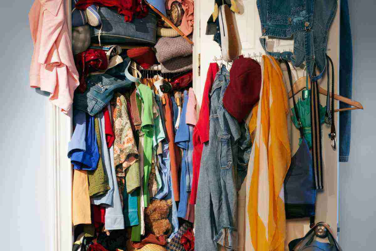 Ecco come eliminare i cattivi odori nell'armadio
