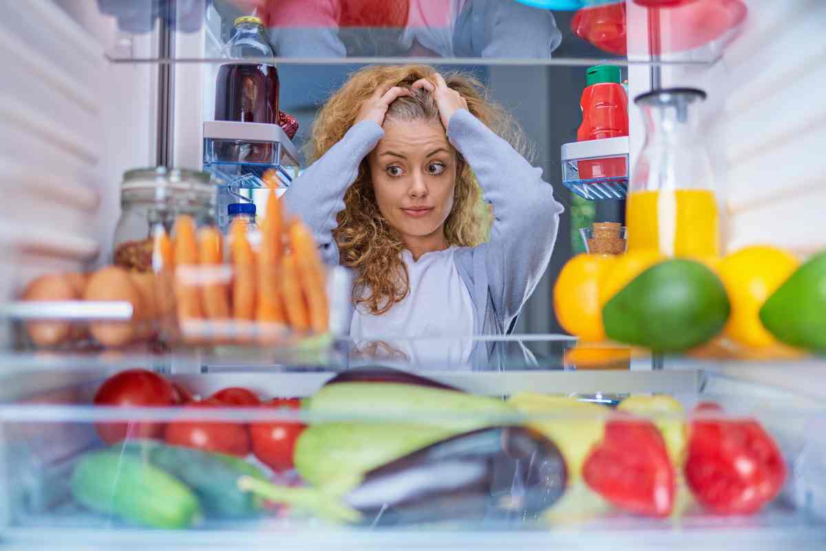 Frigorifero sporco, con la pellicola trasparente fai una pulizia da professionista