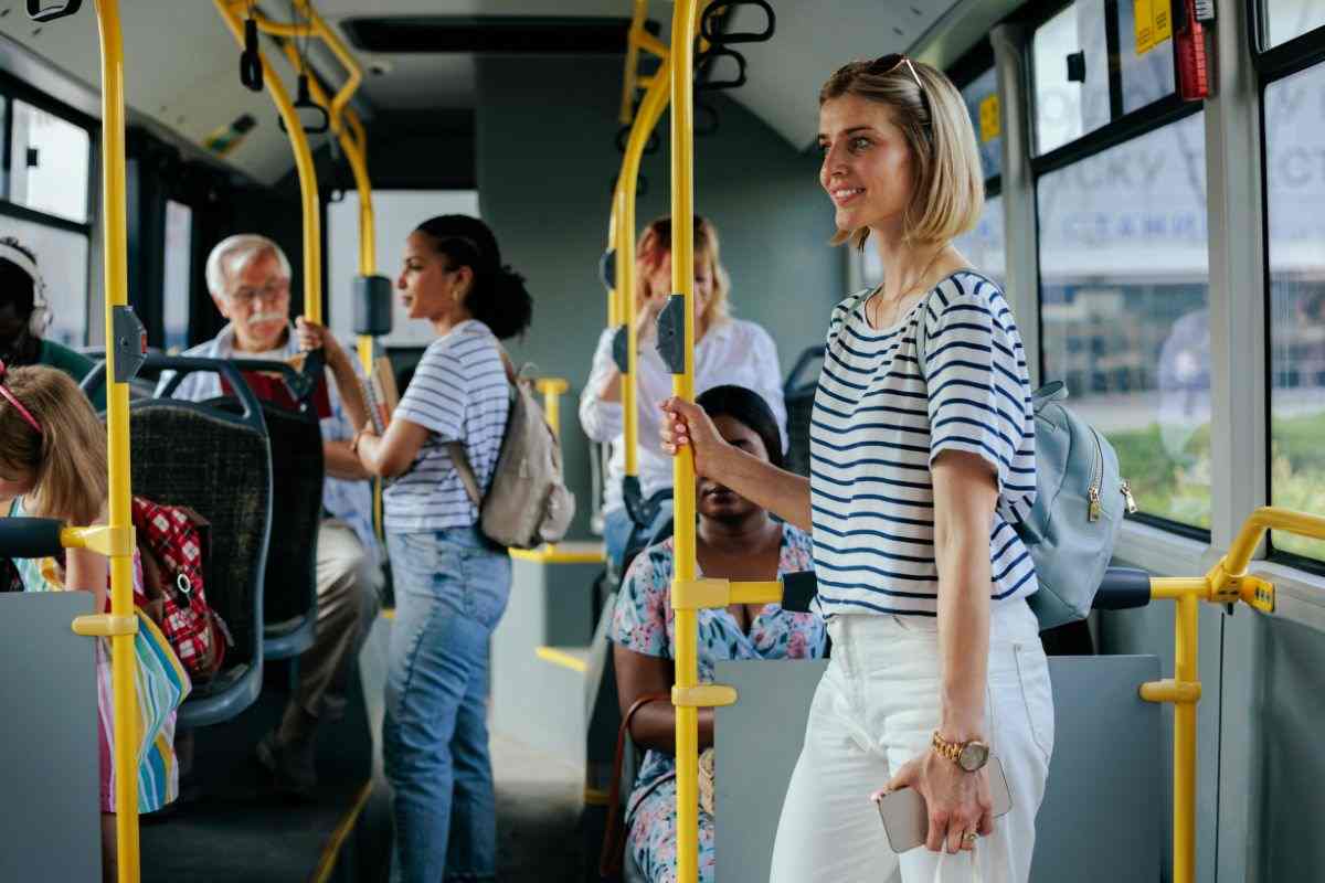 treni autobus gratis, scopri come richiedere l'abbonamento gratuito