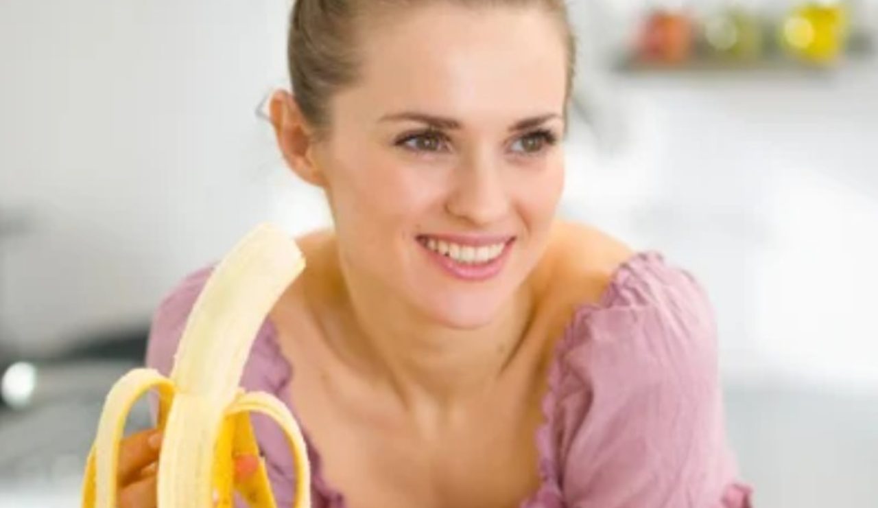Ragazza mangia una banana