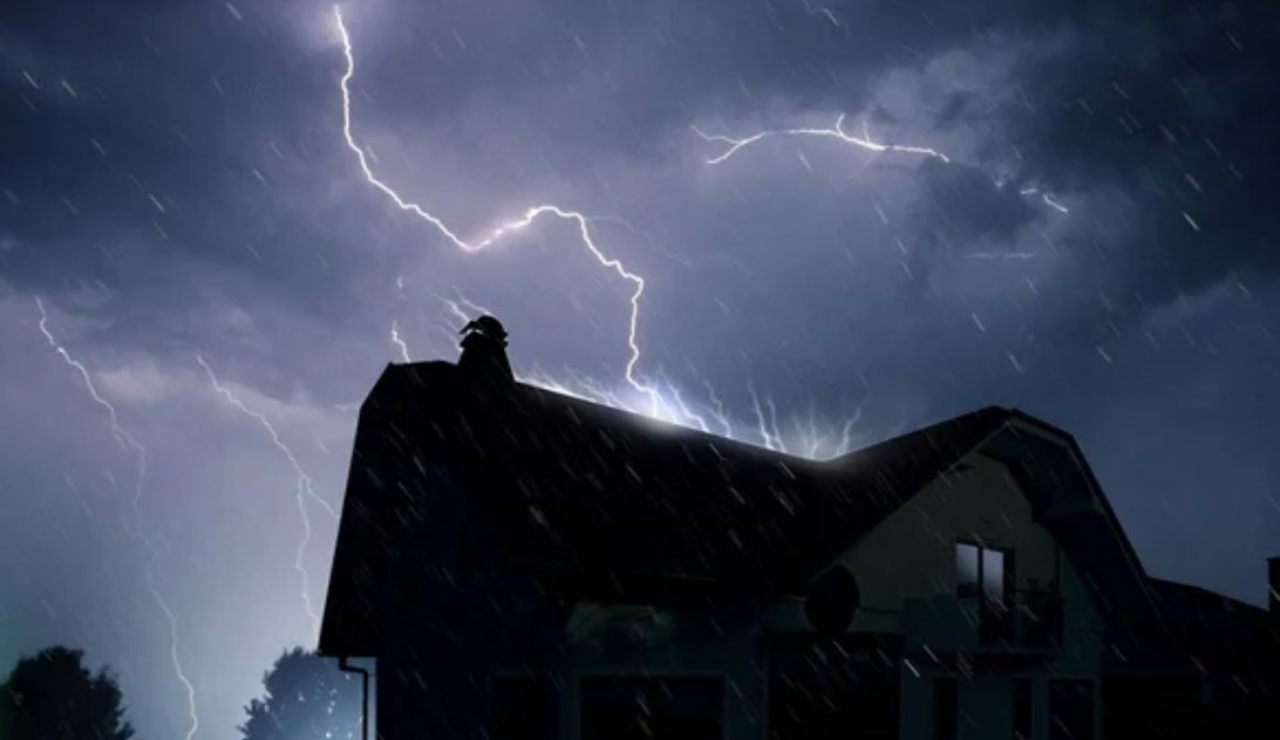 Fulmine colpisce una casa