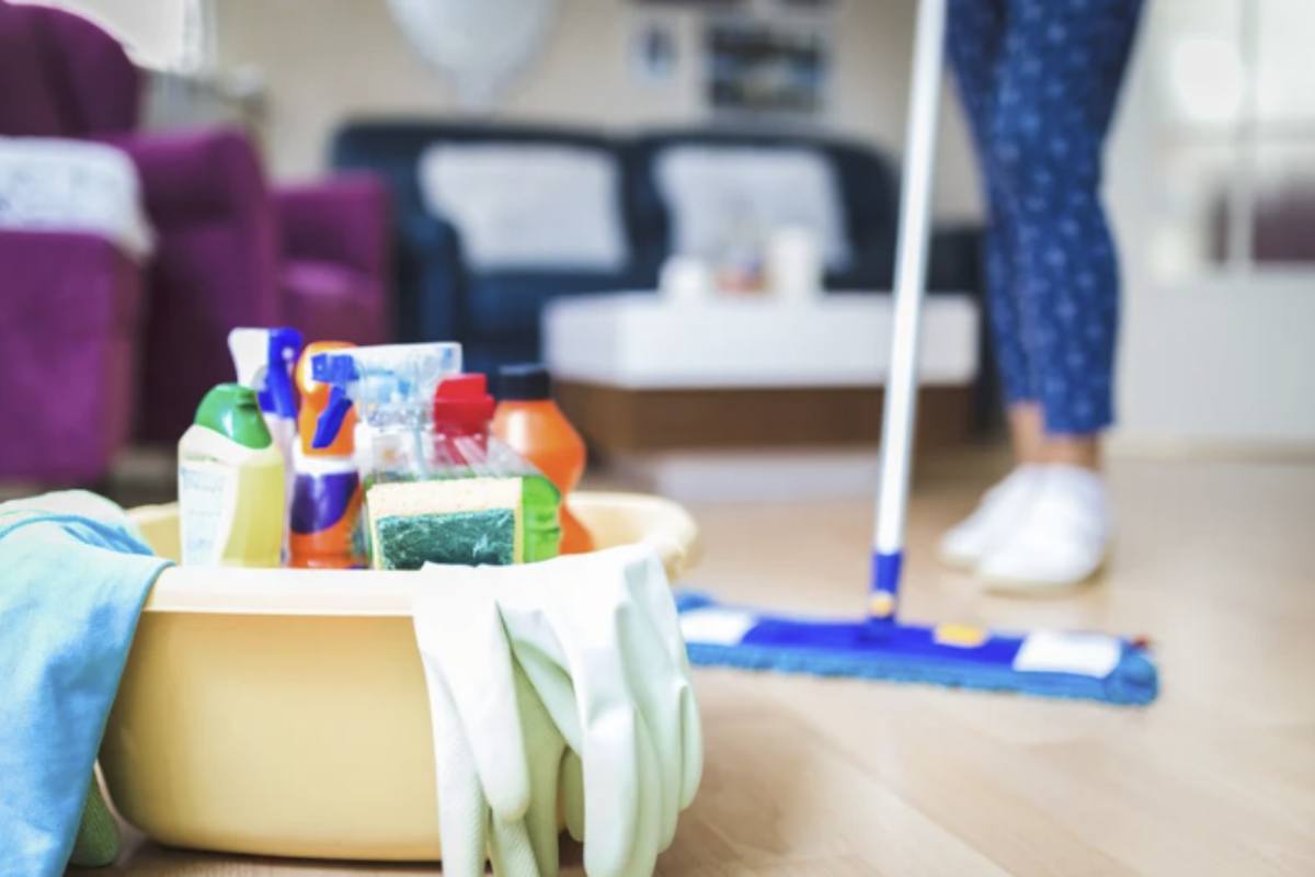 Da decenni, questo composto chimico, identificato come idrossido di ammonio in ambito tecnico, è apprezzato per la capacità