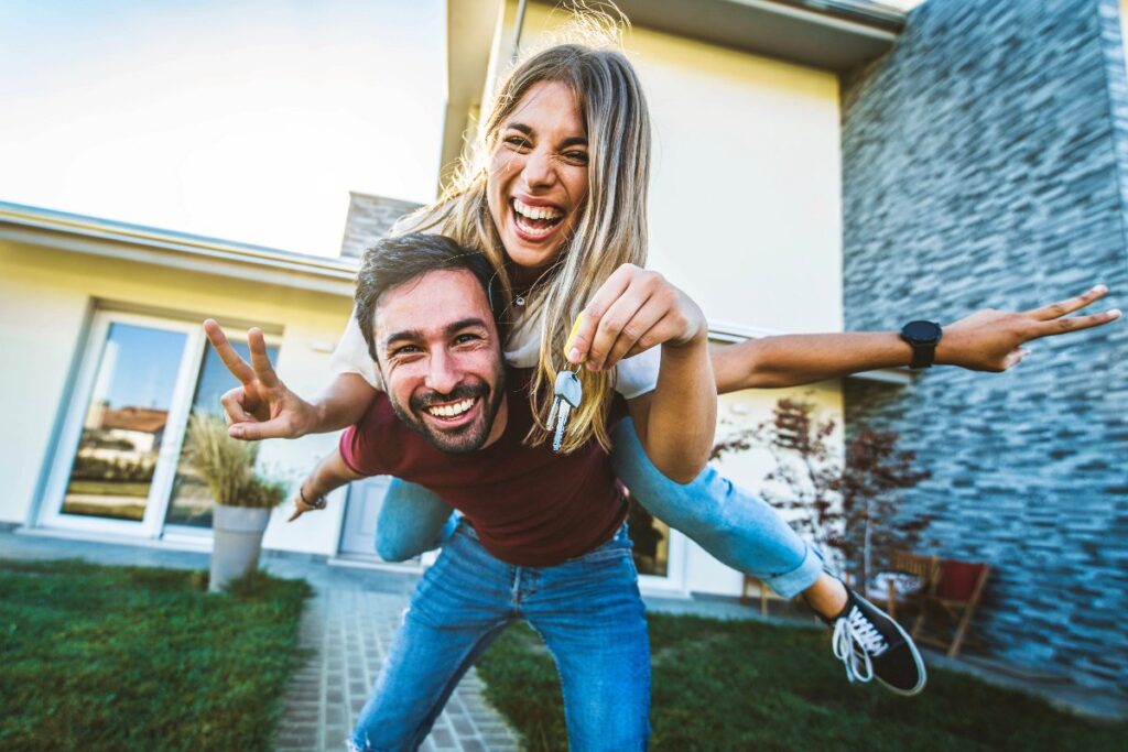 Giovane coppia dopo l'acquisto della prima casa