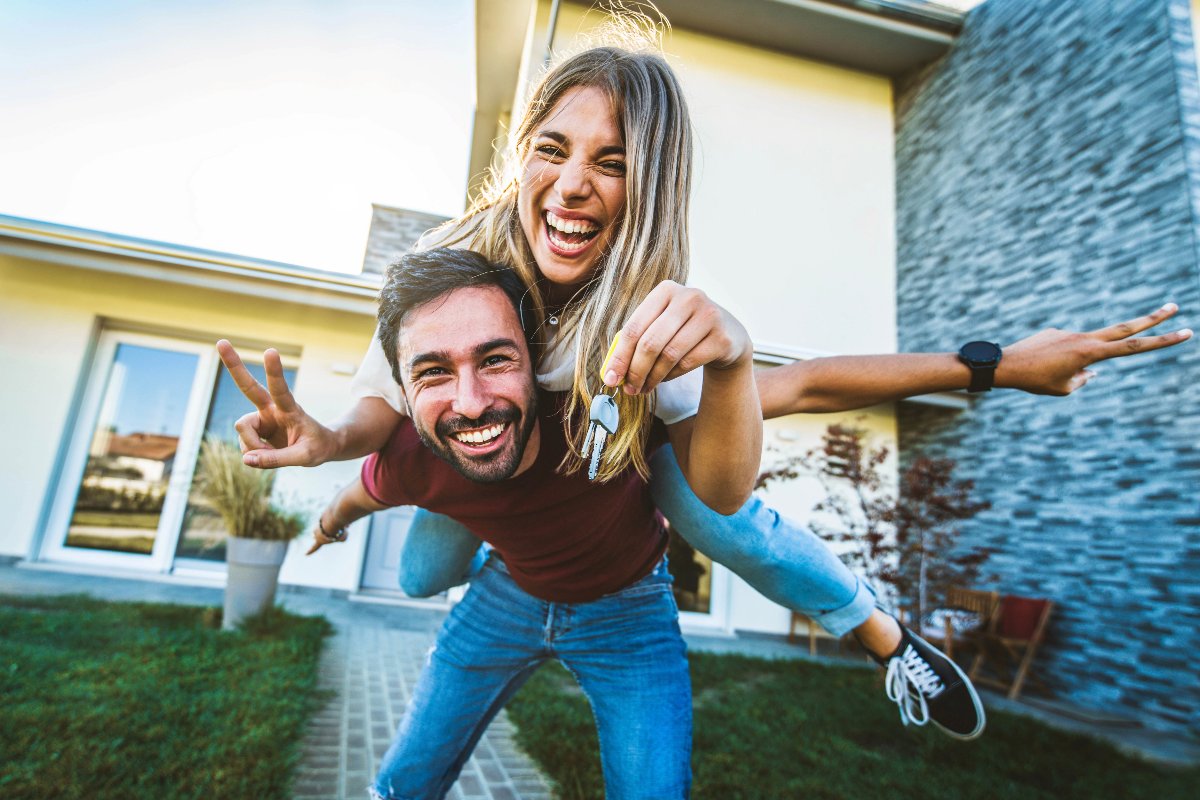 Giovane coppia dopo l'acquisto della prima casa