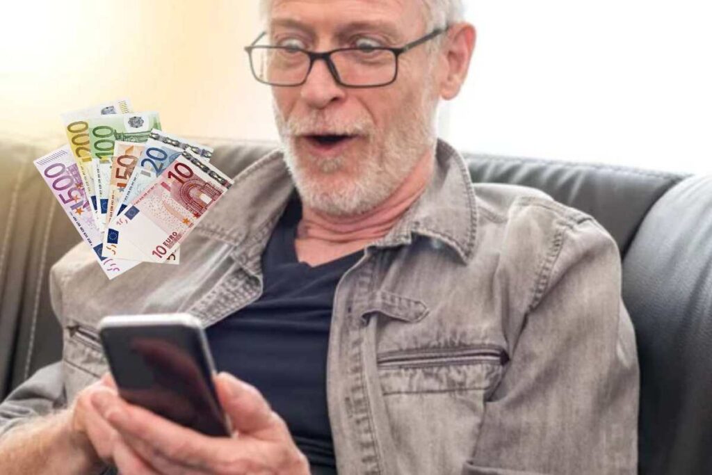 Uomo sorpreso allo smartphone e risparmi