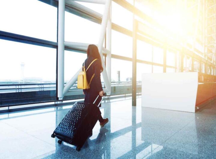8 oggetti per viaggio in volo in aereo per gli over 50