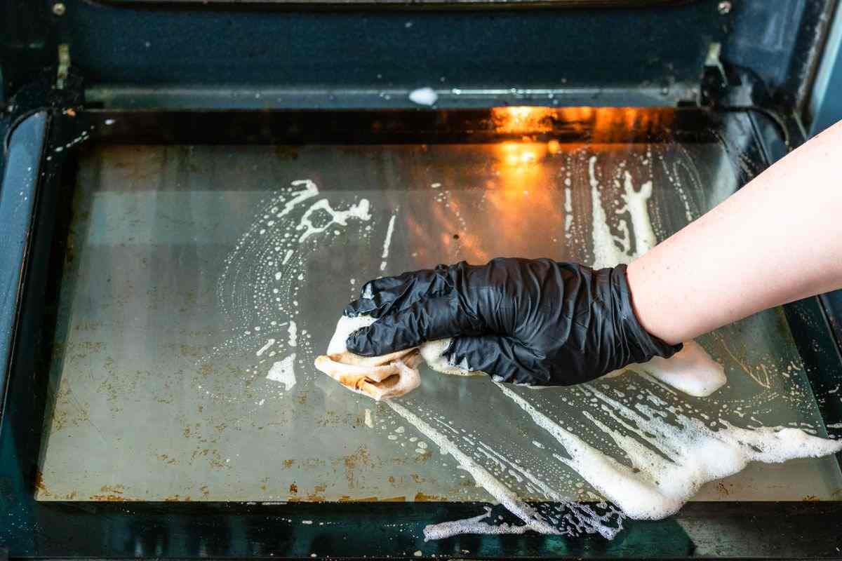 forno incrostato puliscilo col metodo geniale della nonna