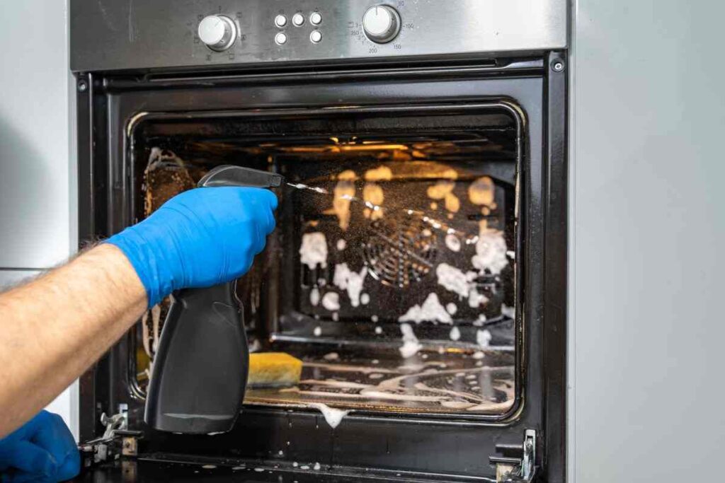 forno incrostato puliscilo col metodo geniale della nonna