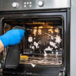forno incrostato puliscilo col metodo geniale della nonna