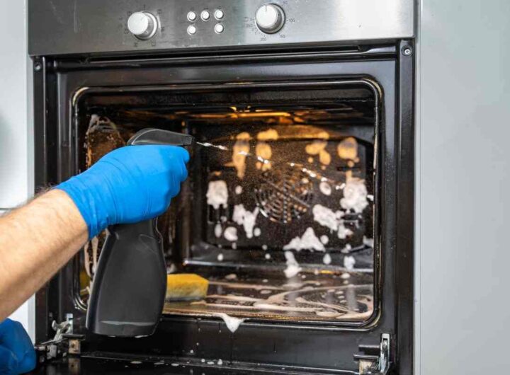 forno incrostato puliscilo col metodo geniale della nonna