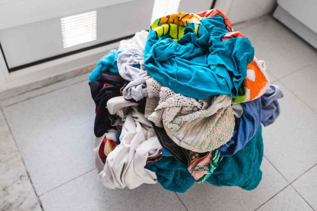 addio sporco vestiti: il metodo per togliere aloni e puzze