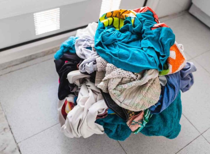 addio sporco vestiti: il metodo per togliere aloni e puzze