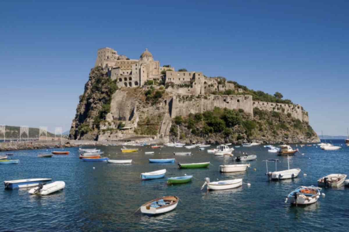 La cucina ischitana è un altro elemento che contribuisce al fascino dell’isola. I piatti tipici, come il celebre coniglio all’ischitana