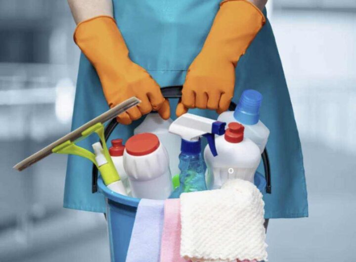 Tra i tanti usi casalinghi, uno dei più efficaci e meno conosciuti riguarda proprio la manutenzione degli strofinacci da cucina.